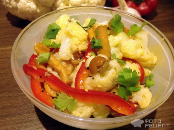 Салат из цветной капусты с яйцом, шпинатом и овощами