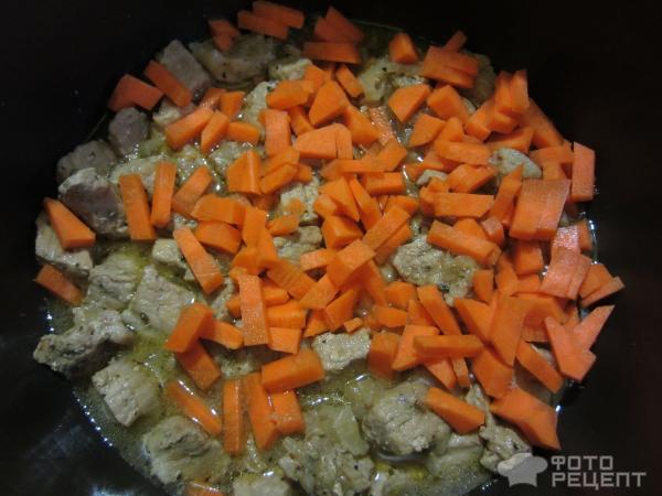 Сочная свинина с картофелем, морковью и помидором в мультиварке фото