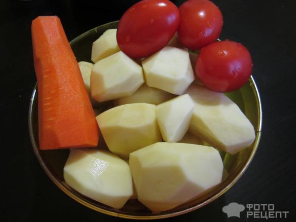 Сочная свинина с картофелем, морковью и помидором в мультиварке фото
