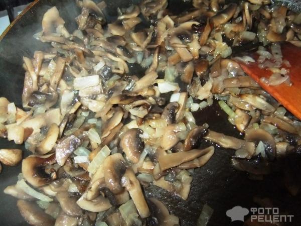 Салат с брокколи, курицей и грибами фото