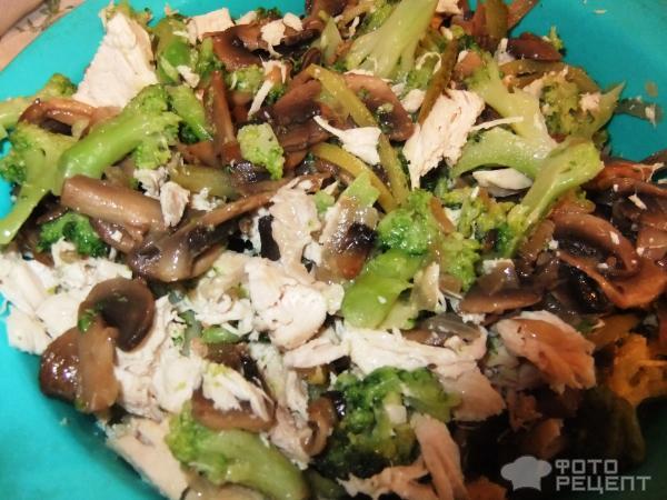 Салат с брокколи, курицей и грибами фото