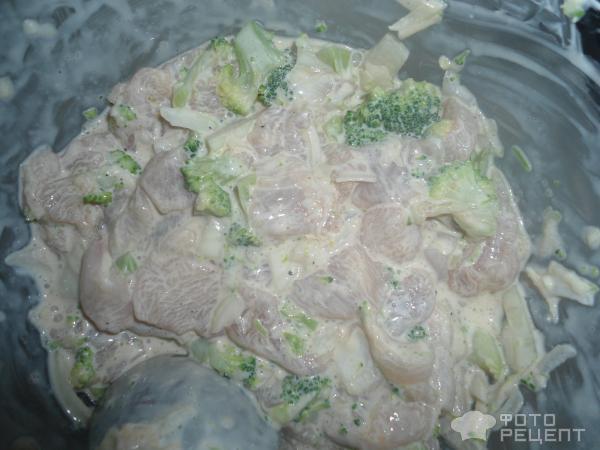 Запеченная куриная грудка, в сметанно-овощном соусе фото