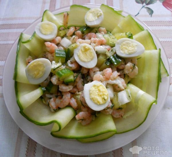 Салат с креветками и перепелиными яйцами.