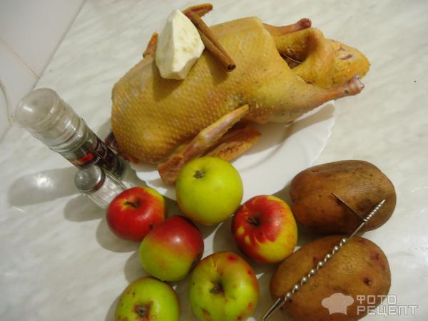 Рождественская утка с яблоками фото