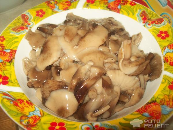 Салат с рыбой и маринованными грибами фото