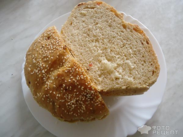 Розовый хлеб с жареным луком и кунжутом фото