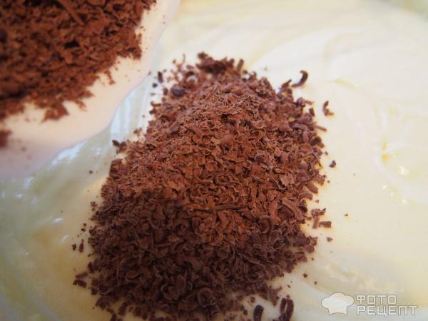 Шоколадный кекс с кремом Маскарпоне и миндальными лепестками фото