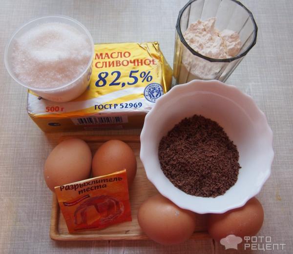 Шоколадный кекс с кремом Маскарпоне и миндальными лепестками фото