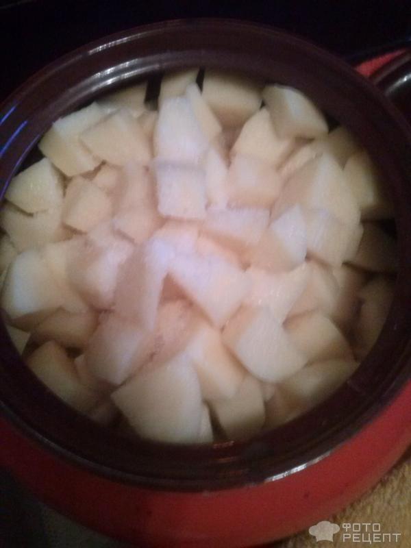 Горох нут томленный с картофелем и овощами в горшочке фото