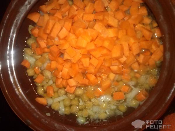 Горох нут томленный с картофелем и овощами в горшочке фото