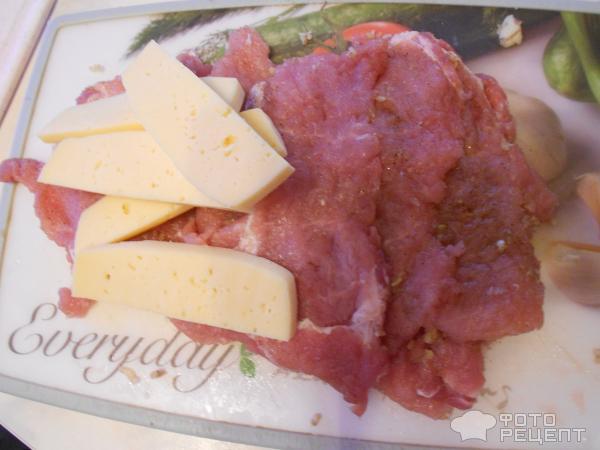 Свиные рулетики с сыром в овощном соусе фото