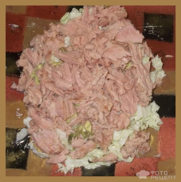 Легкий салат из консервированного тунца фото