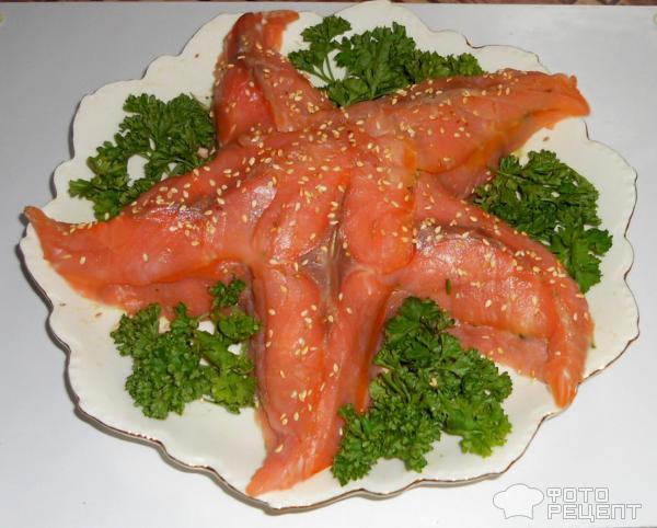 Салат Морская звезда с кальмарами, авокадо и семгой.