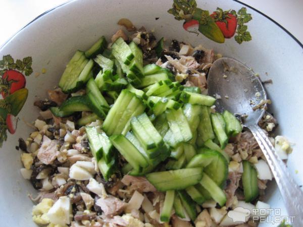 Салат из курицы, грибов и огурцов фото