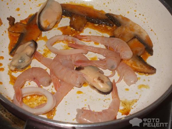 Сырный суп с морепродуктами и грибами фото