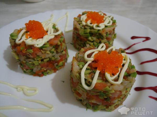 Тартар с форелью и авокадо фото