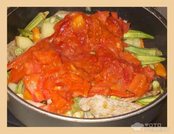 Тушеная окра (бамия) с куриной грудкой и овощами фото