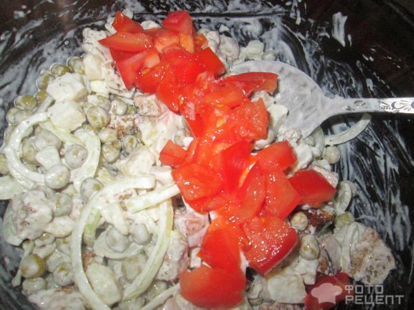Салат с зеленым горошком и сухариками - по-весеннему фото