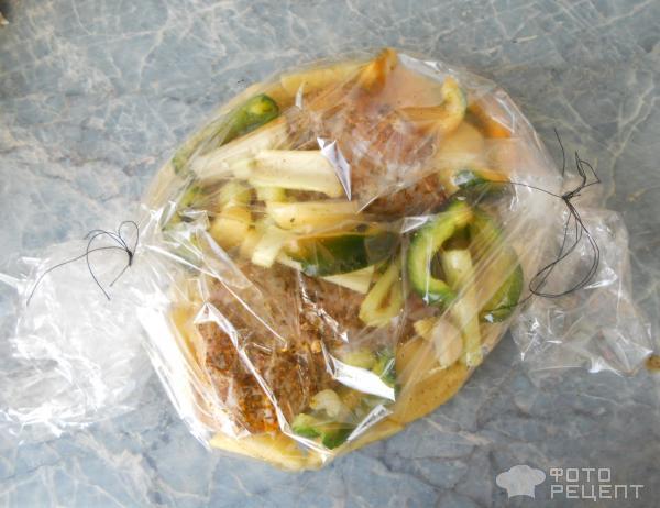Голень индейки в маринаде, запеченная с овощами в рукаве