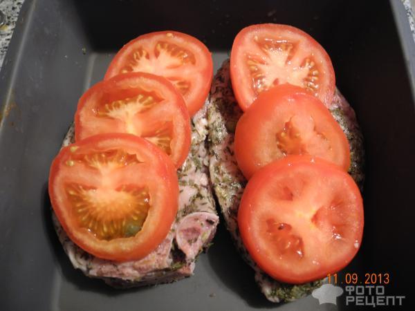 свинина, запеченая с помидорами под сыром