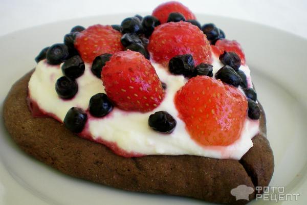 Творожный десерт с ягодами Сердечко фото