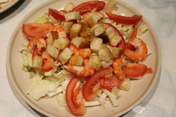 Теплый салат с креветками и сыром фото