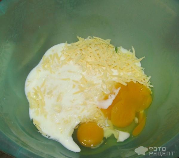 смешать молоко, яйца, сыр, соль, перец