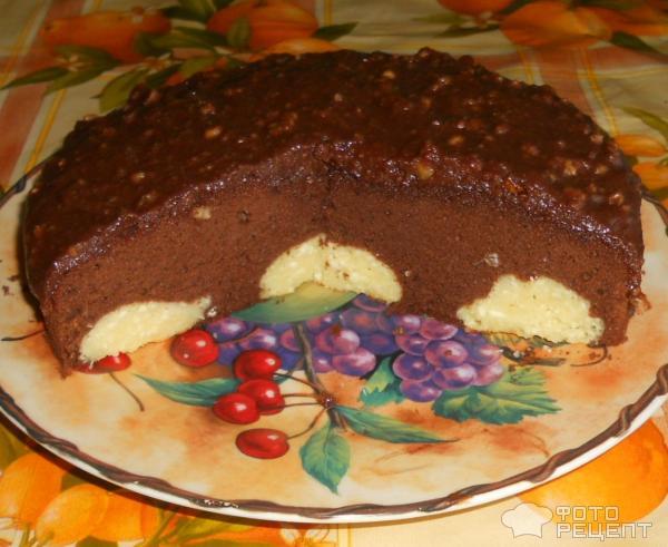 Шоколадный пирог с творожными шариками.