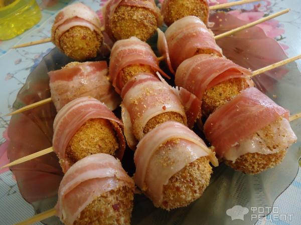 Картофель на шпажках в панировке из чоризо в беконе фото