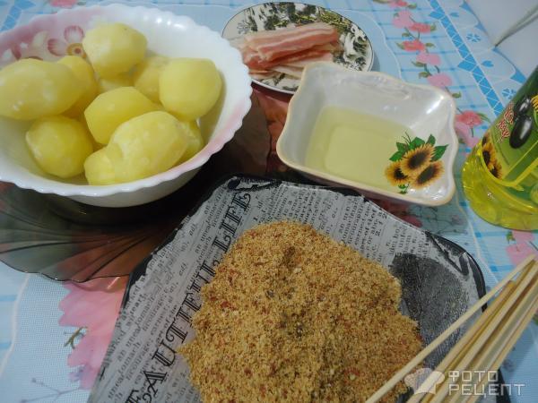 Картофель на шпажках в панировке из чоризо в беконе фото