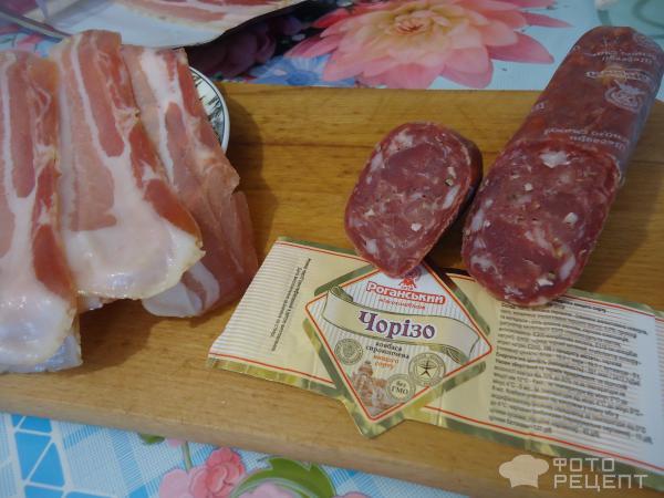Картофель на шпажках в панировке из чоризо в беконе фото