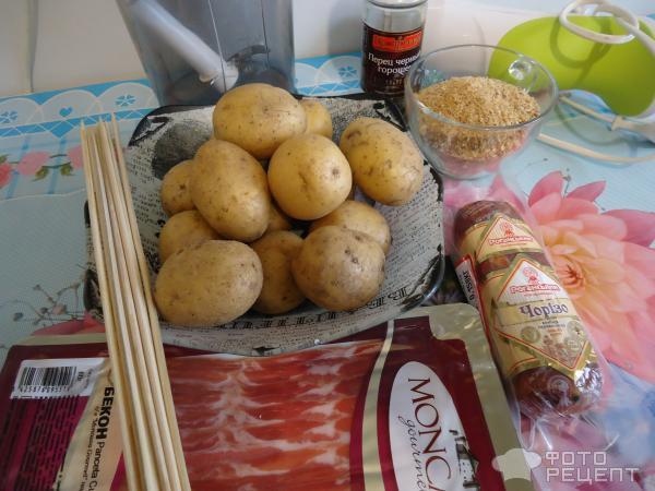 Картофель на шпажках в панировке из чоризо в беконе фото
