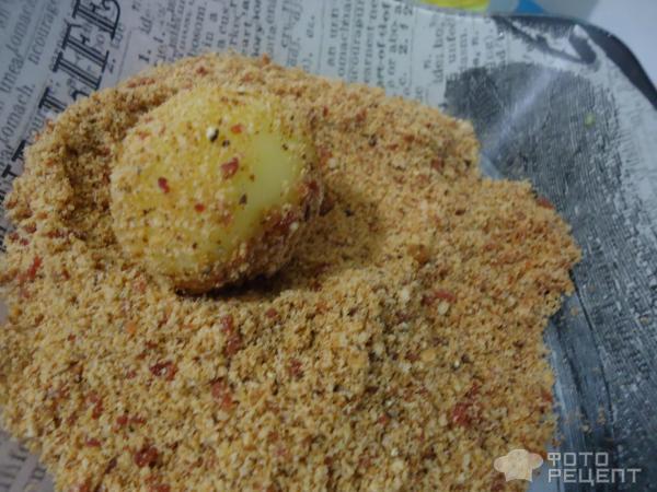 Картофель на шпажках в панировке из чоризо в беконе фото