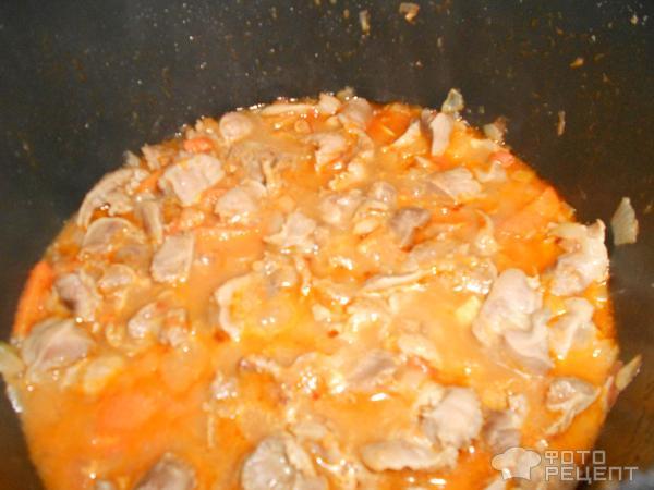 Куриные желудочки в сливочном соусе с цукини и болгарским перцем фото