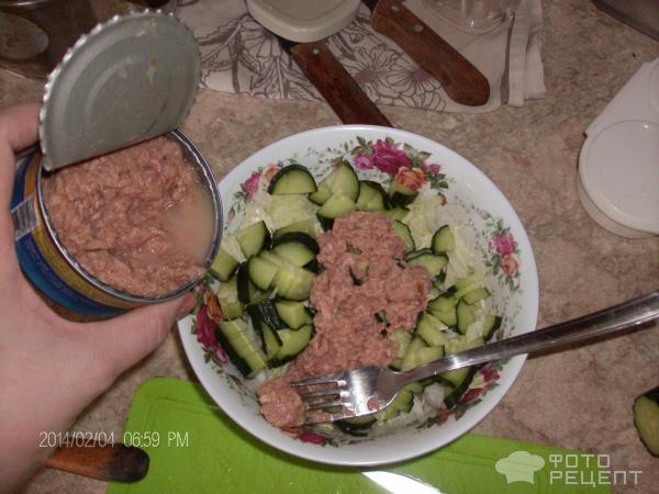 Салат с тунцом и свежим огурцом фото
