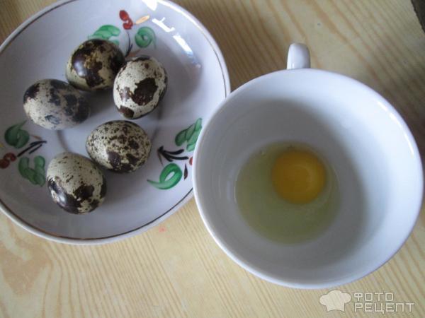 Фаршированные шампиньоны с перепелиными яйцами фото