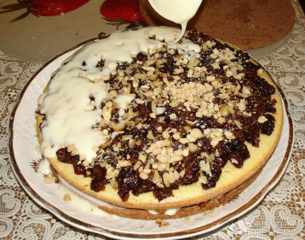 Медовый бисквитный торт с грецким орехом и черносливом