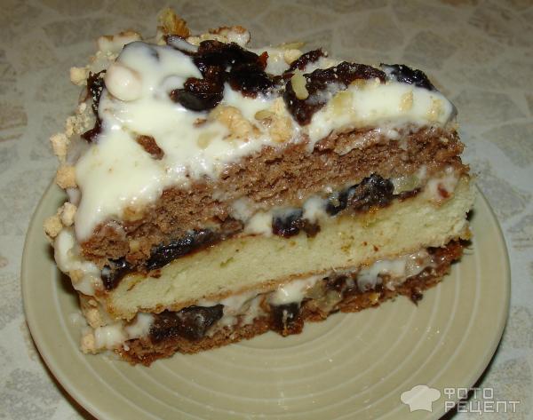 Медовый торт с черносливом и грецкими орехами