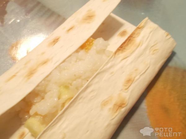 Конвертики из лаваша с рисом, медом и фруктами фото