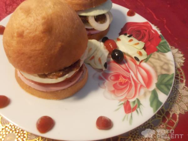 Гамбургер с куринной котлетой и аджикой фото