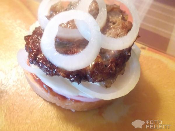 Гамбургер с куринной котлетой и аджикой фото
