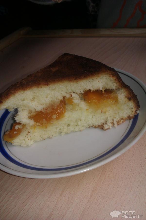 Бисквитный пирог Нежность с персиками фото