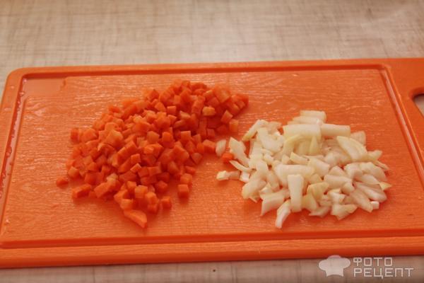 Нарежьте морковь и луковицу кубиками