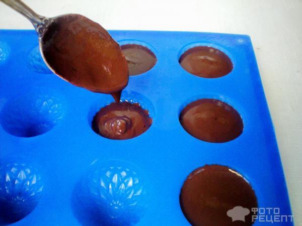 Бусы из шоколадных конфет ассорти фото