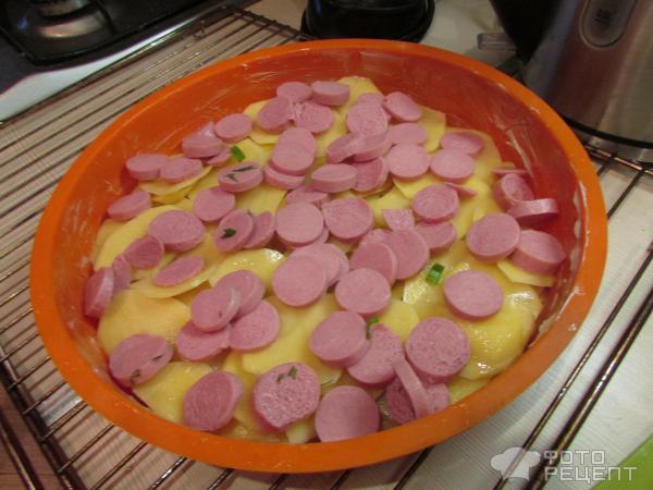 Заливной пирог с сосисками и картошкой фото