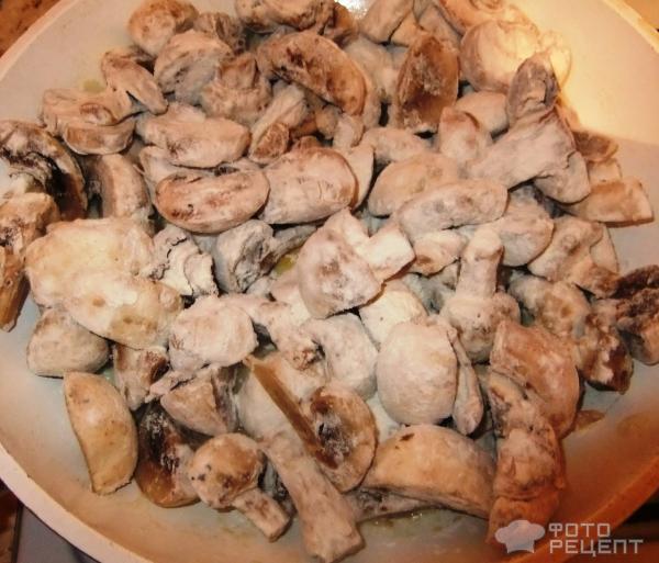 Теплый салат с куриным филе, грибами и перцем фото