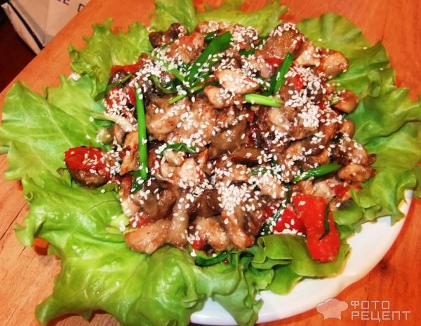 Теплый салат с куриным филе, грибами и перцем фото