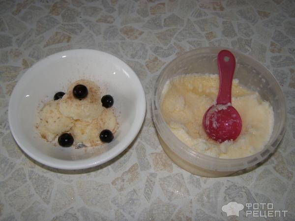 выложить мороженое шариками в тарелку и украсить по желанию