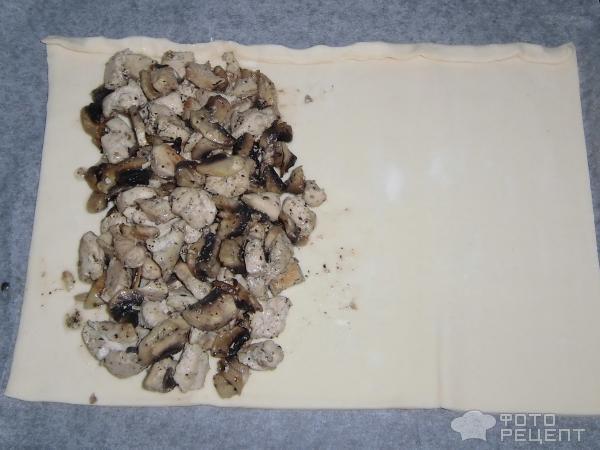 Пирог из слоеного теста с курицей и грибами фото