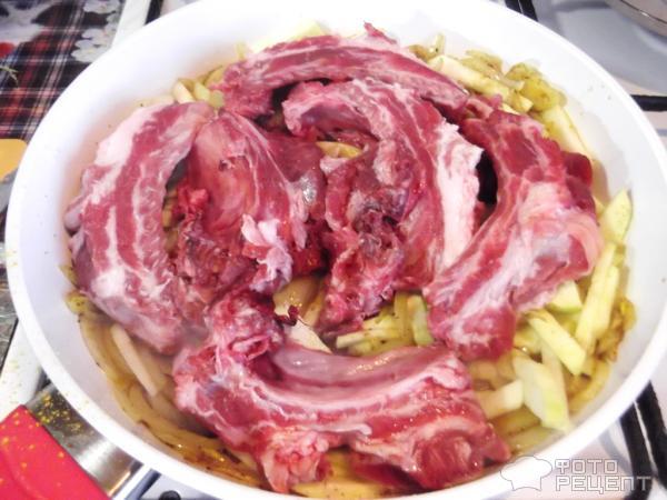 Свиные ребрышки, запеченные с картофелем, луком и кабачками фото